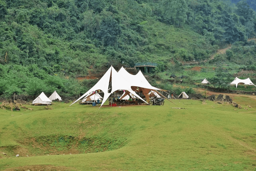 The flat terrain makes it easy to pitch tents, even for first-time campers (Source: Fanpage Núi Thủng - Núi mắt thần, Trà Lĩnh, Cao Bằng)